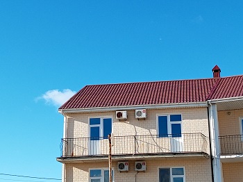 Металлочерепица на крыше дома в Крыму