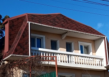 Битумная черепица на крыше дома в Крыму